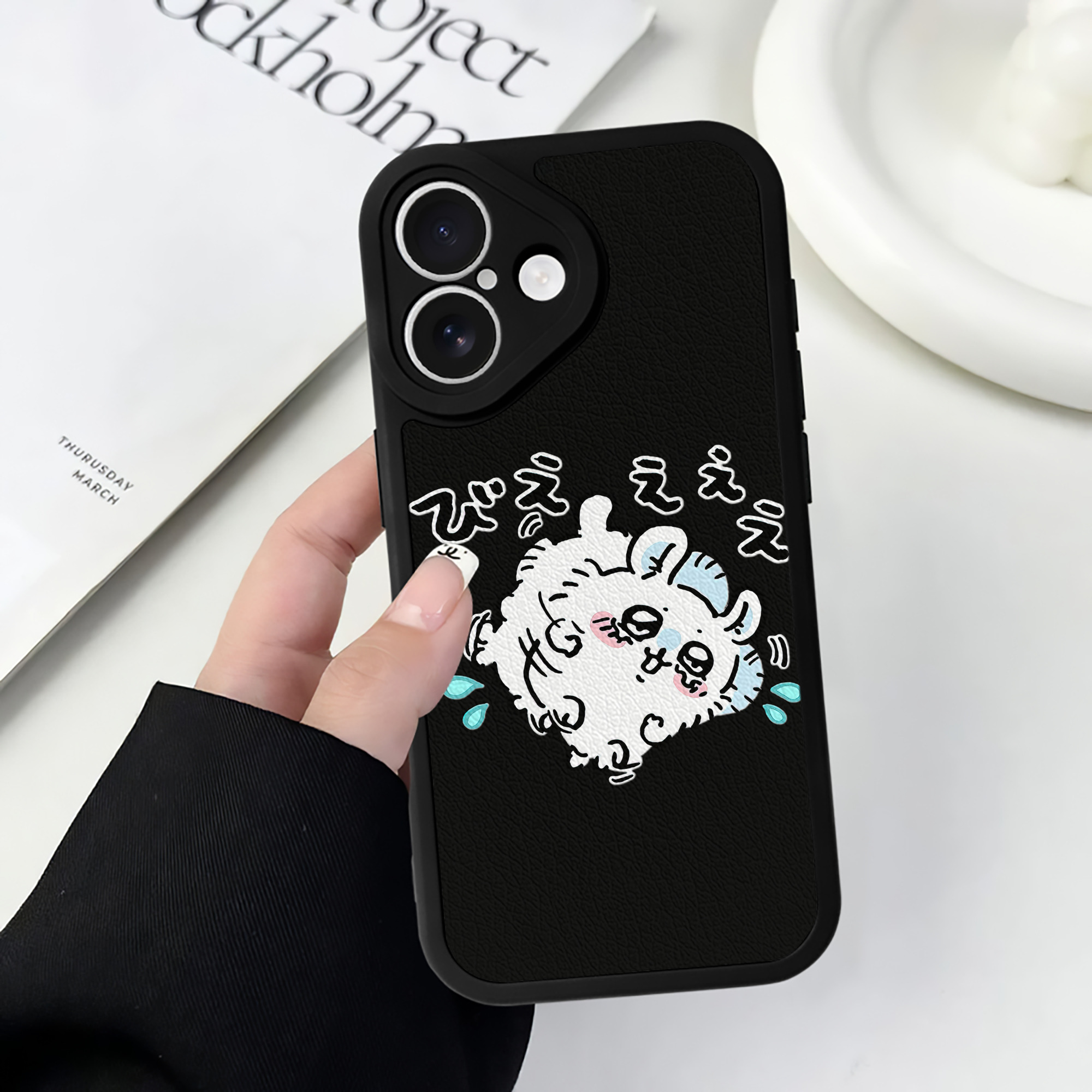 （画像用） ちいかわ モモンガ Chii-kawa Momonga 【iPhone 16シリーズ対応】シリコンスマホケース（レザー調） 材質：シリコン